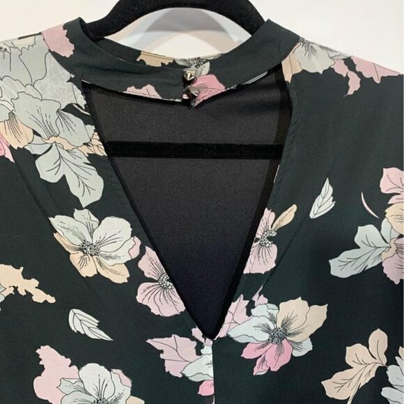 WOMAN’S Tunic, Size Medium. Floral. Long Sleeve. Back Cutout Detail. Moc… - Picture 5 of 7